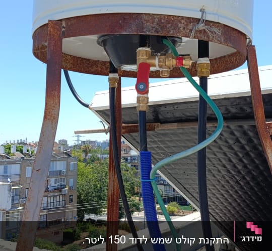 דוד שמש על גג עם צינורות וחיבורים
